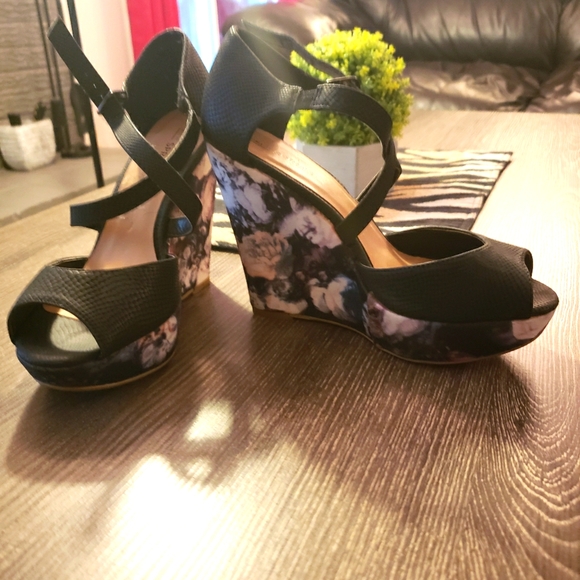 Sandal - Picture 1 of 3